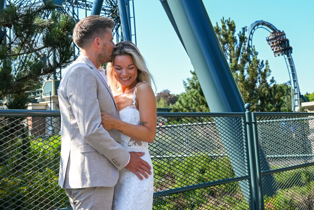 Bruidspaar samen tijdens een trouwreportage in een pretpark