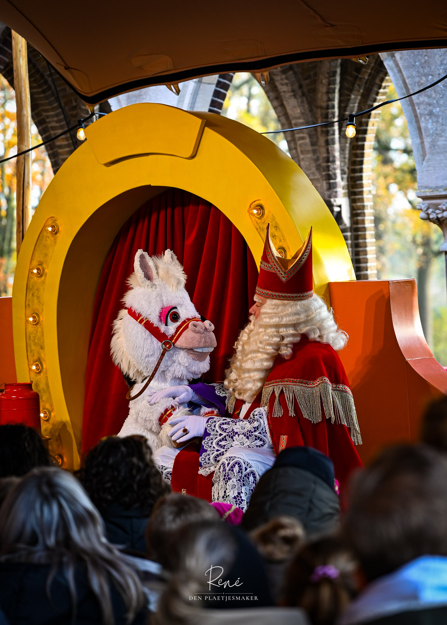 Sinterklaas en zijn paard tijdens een feestelijke bijeenkomst met kinderen