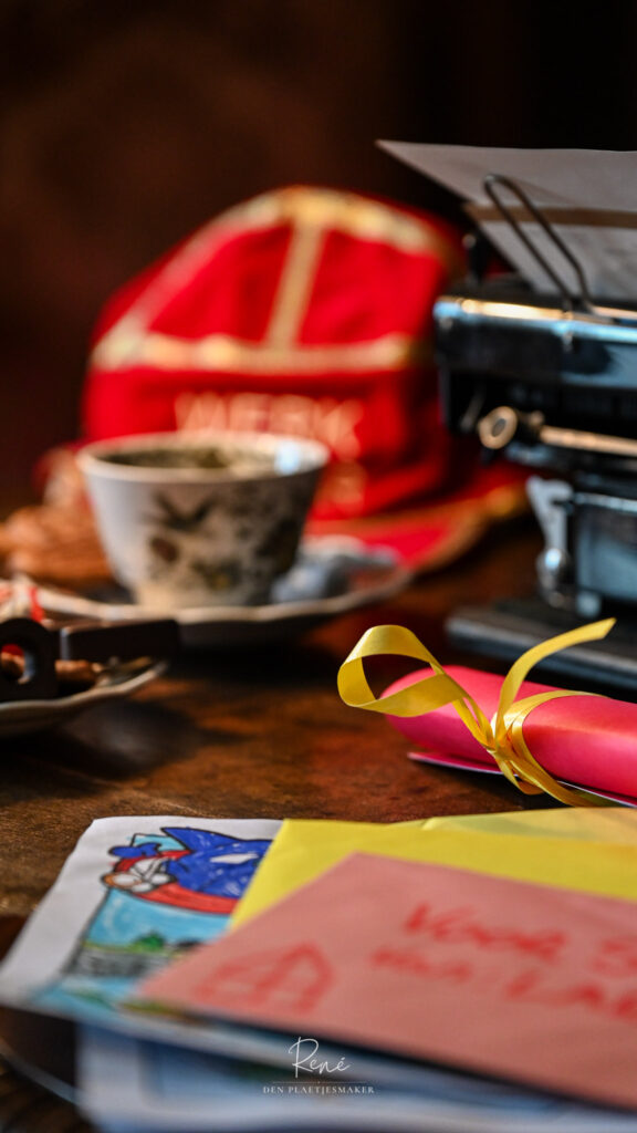 Sinterklaasdecoratie met rode mijter, koffie en brieven van kinderen