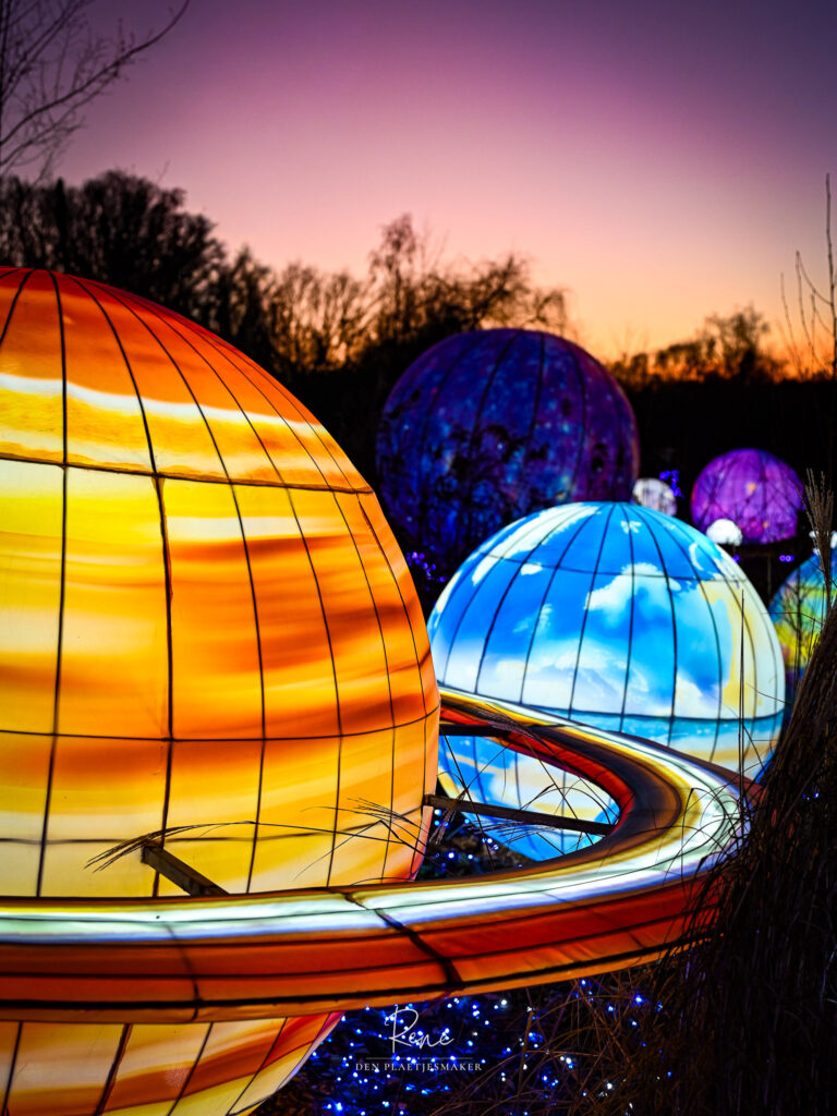 Kleurrijke lichtobjecten tijdens een sfeervol avondfestival