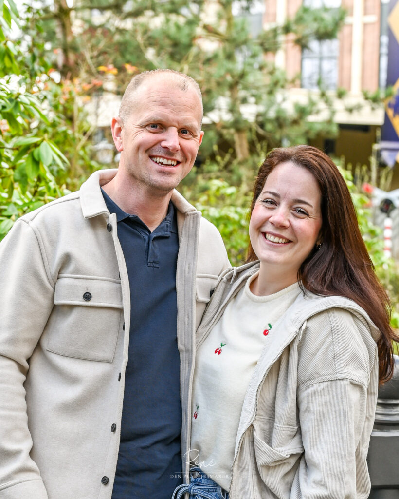 Lachend stel samen tijdens een ontspannen fotoshoot in de buitenlucht