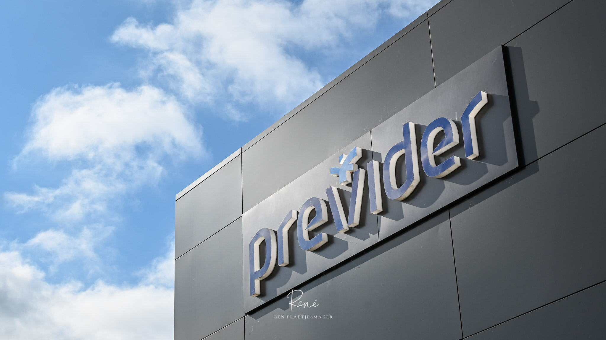 Gevel van het Previder-datacenter tegen een blauwe lucht