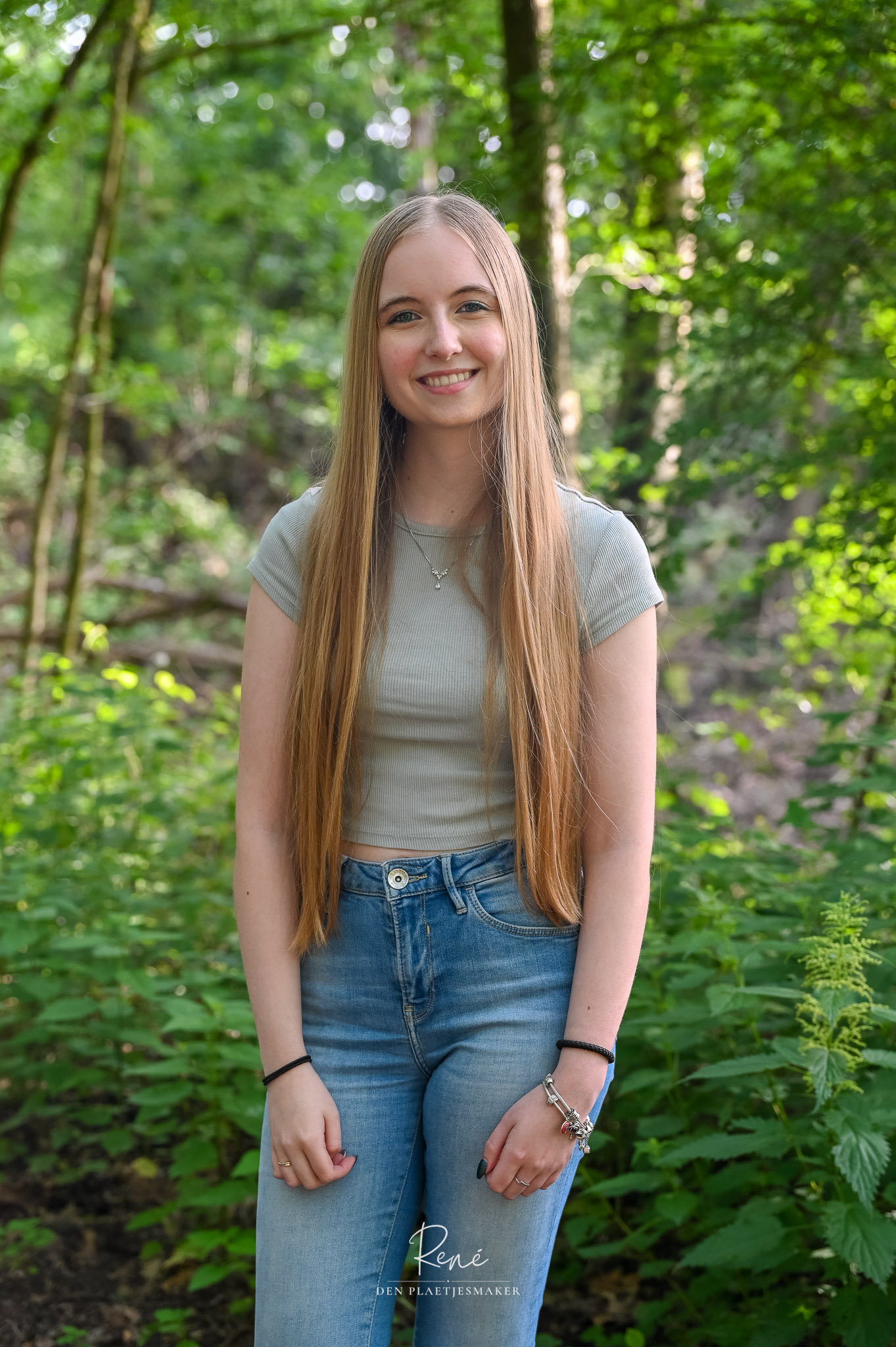 Jonge vrouw met lang haar tijdens een portretshoot in het bos